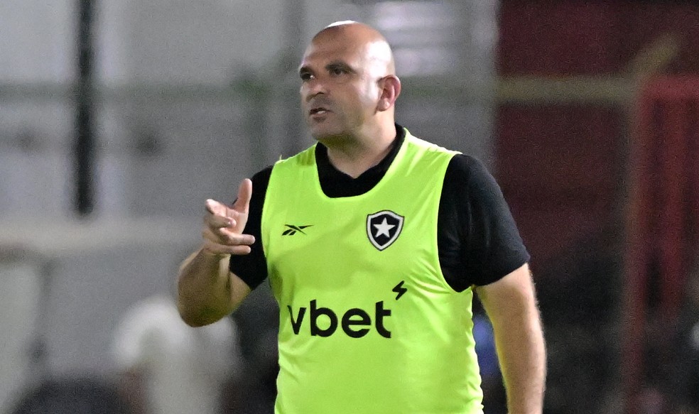 Carlos Leiria em Nova Iguaçu x Botafogo, no Carioca; técnico treina o Alvinegro de forma interina — Foto: André Durão
