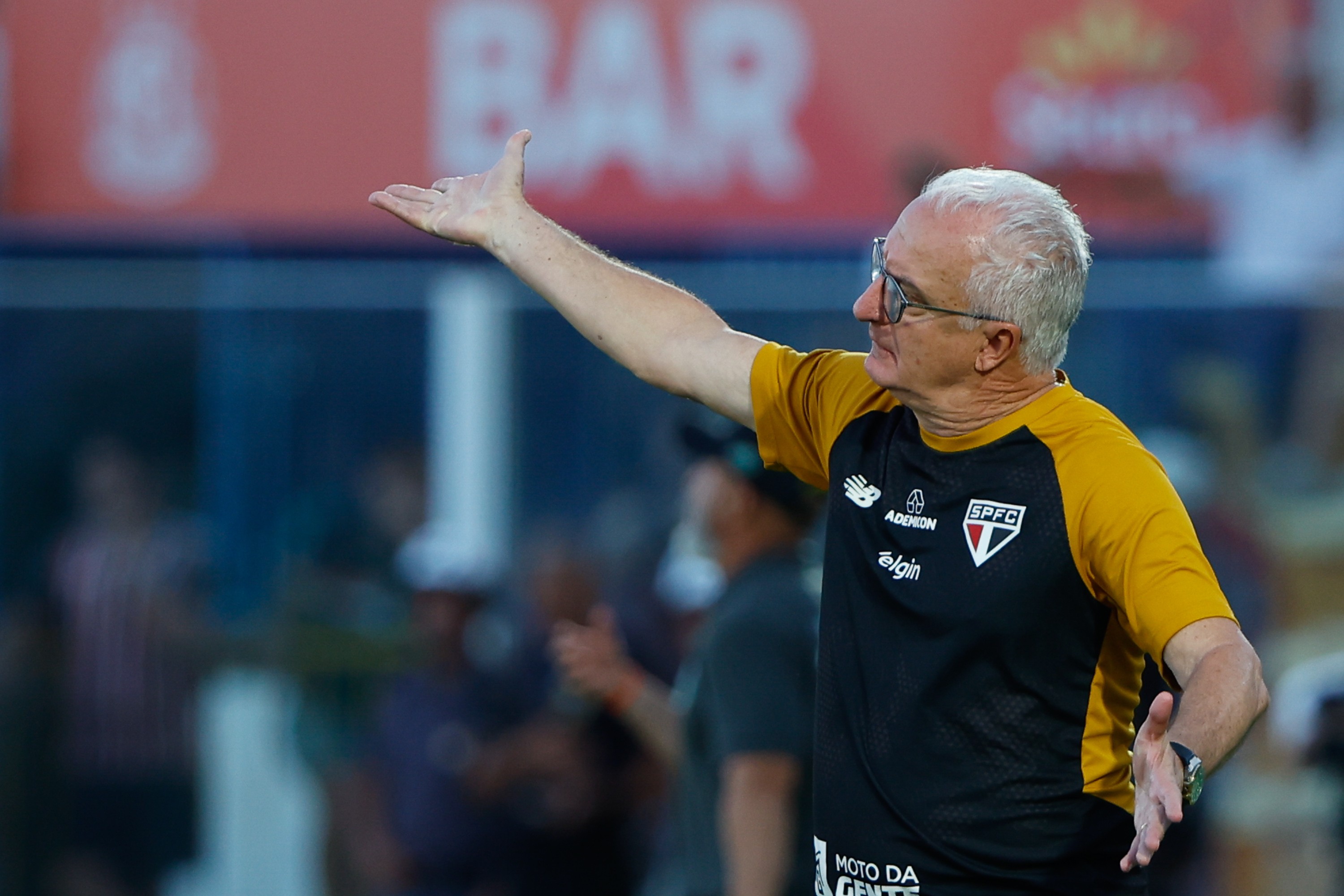 Análise: São Paulo abusa de erros, mas corrige rota e mantém série invicta no Brasileirão