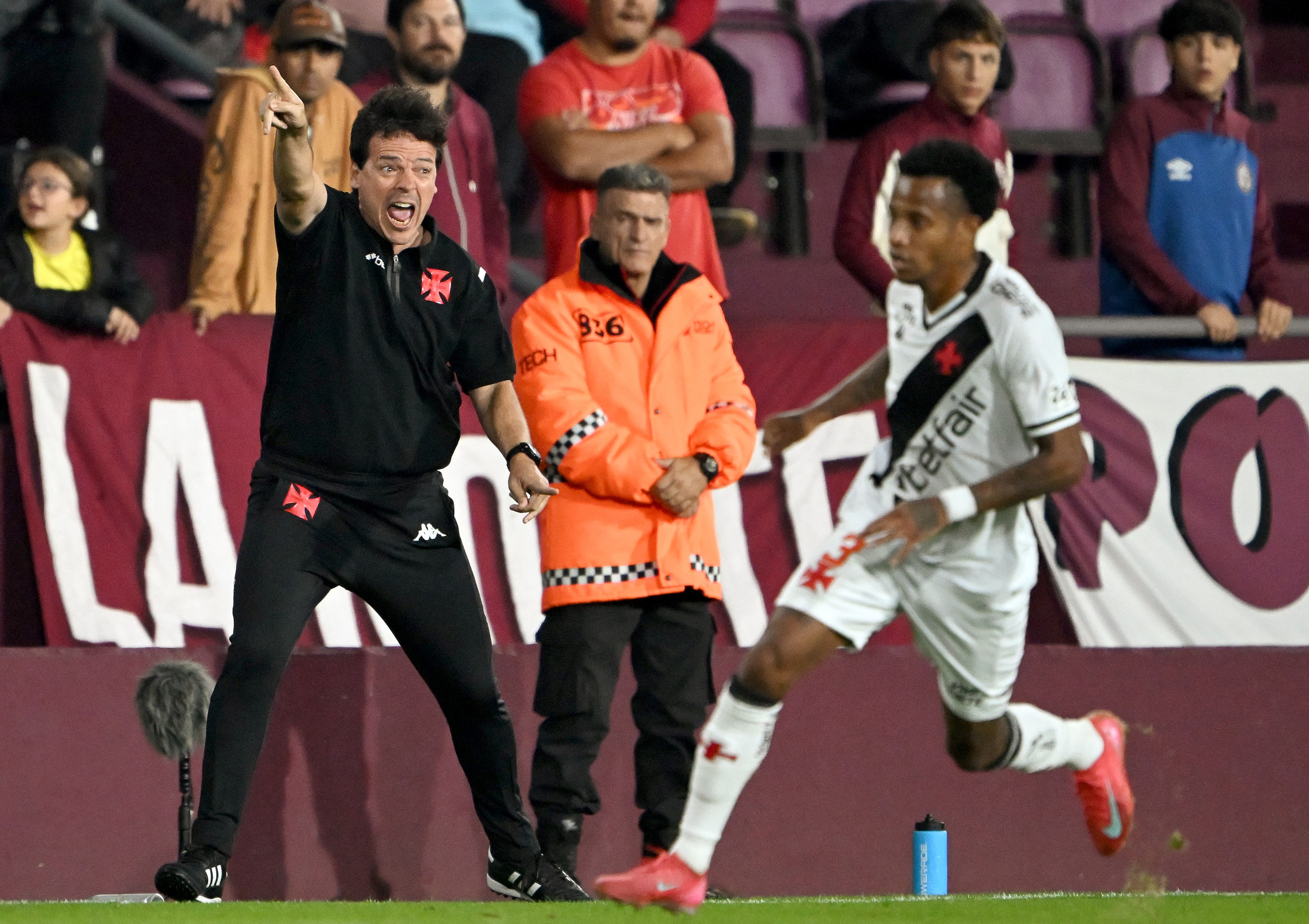 Caretas, apoio aos jogadores e broncas na lateral: as reações de Diniz em sua estreia no Vasco