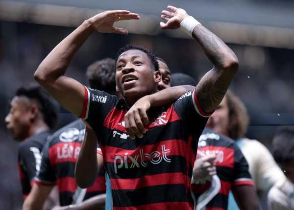 Plata demonstra nervosismo ao comemorar gol do título do Flamengo