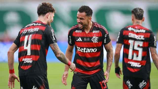 Léo Pereira e Danilo comemoram gol em Palmeiras x Flamengo