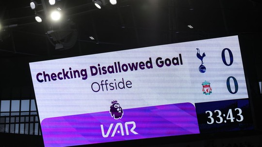 Premier League admite insatisfação com VAR e fará consulta com técnicos