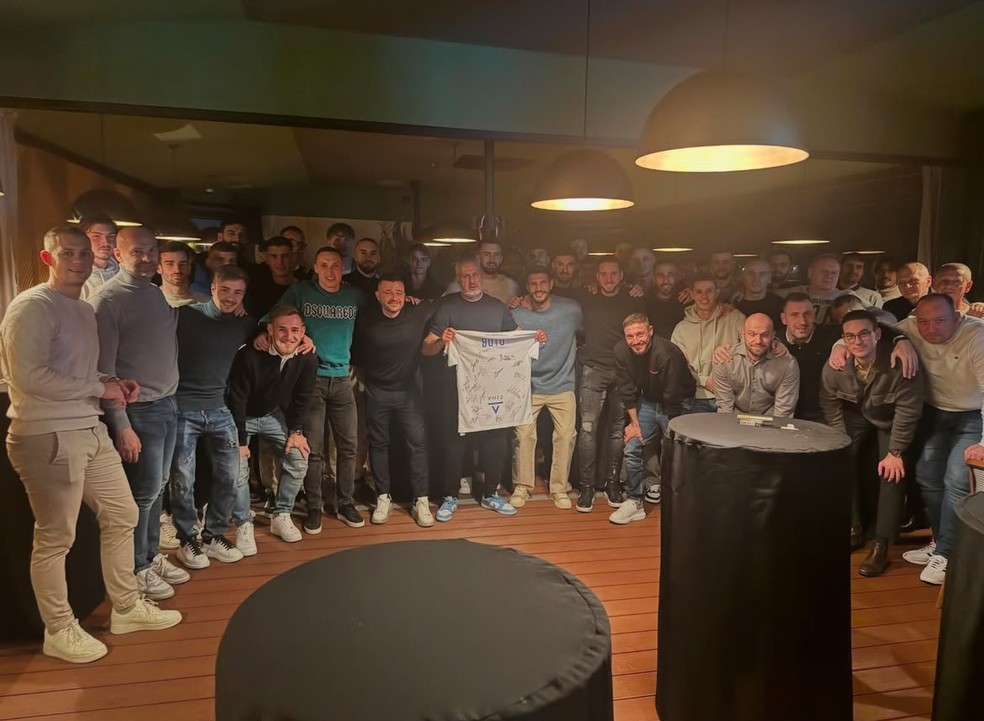 José Boto ganha festa de despedida dos jogadores do Osijek — Foto: Reprodução/Instagram