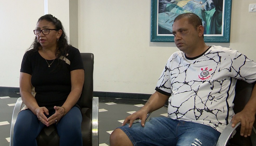 Adriano ao lado da mãe, Maria Beatriz, que atesta a paixão do filho pelo Corinthians — Foto: TV Fronteira / Reprodução