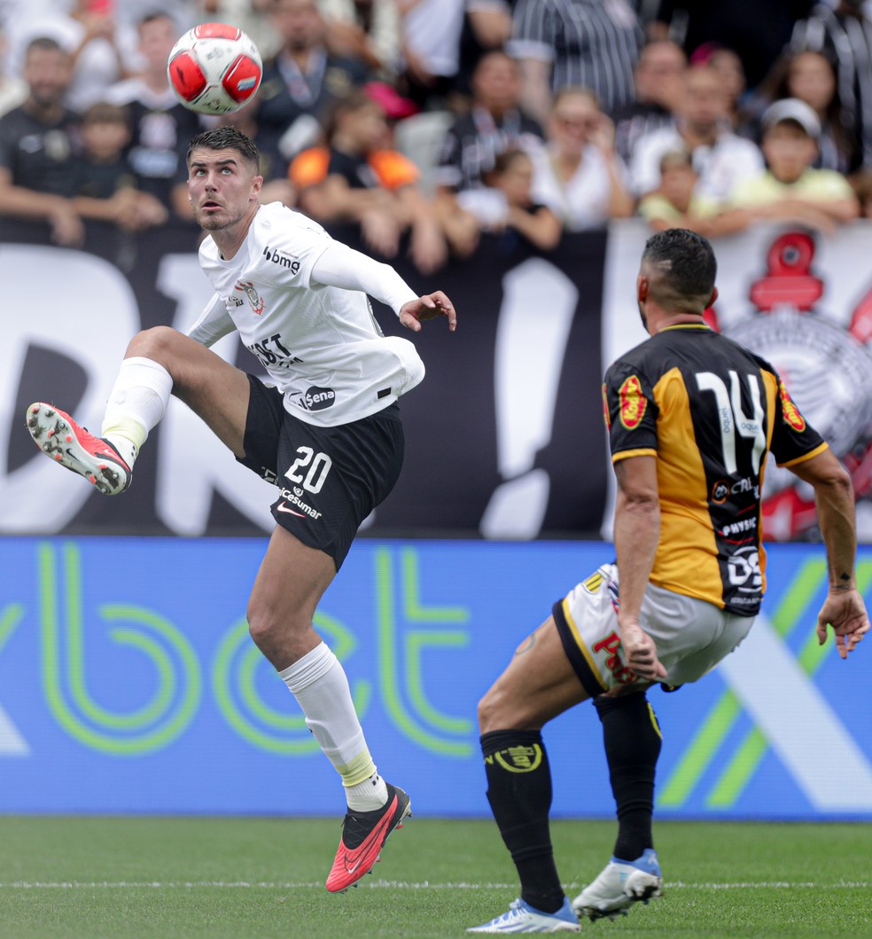 Pedro Raul foi apresentado no sábado e foi titular no dia seguinte elo Corinthians — Foto: Agência Corinthians