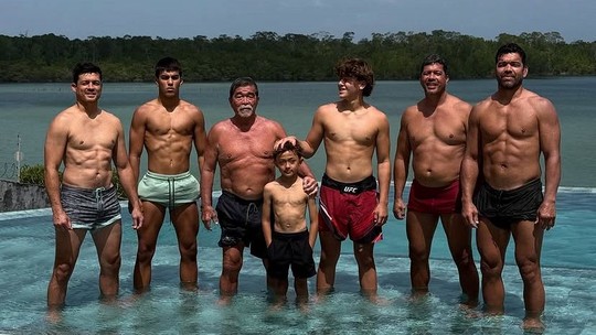 Família Machida se reúne em foto emblemática à beira da piscina - Registro feito por Lyoto “The Dragon”, ex-campeão do peso-meio-pesado do UFC, reuniu várias gerações da família, tradicional no mundo da luta