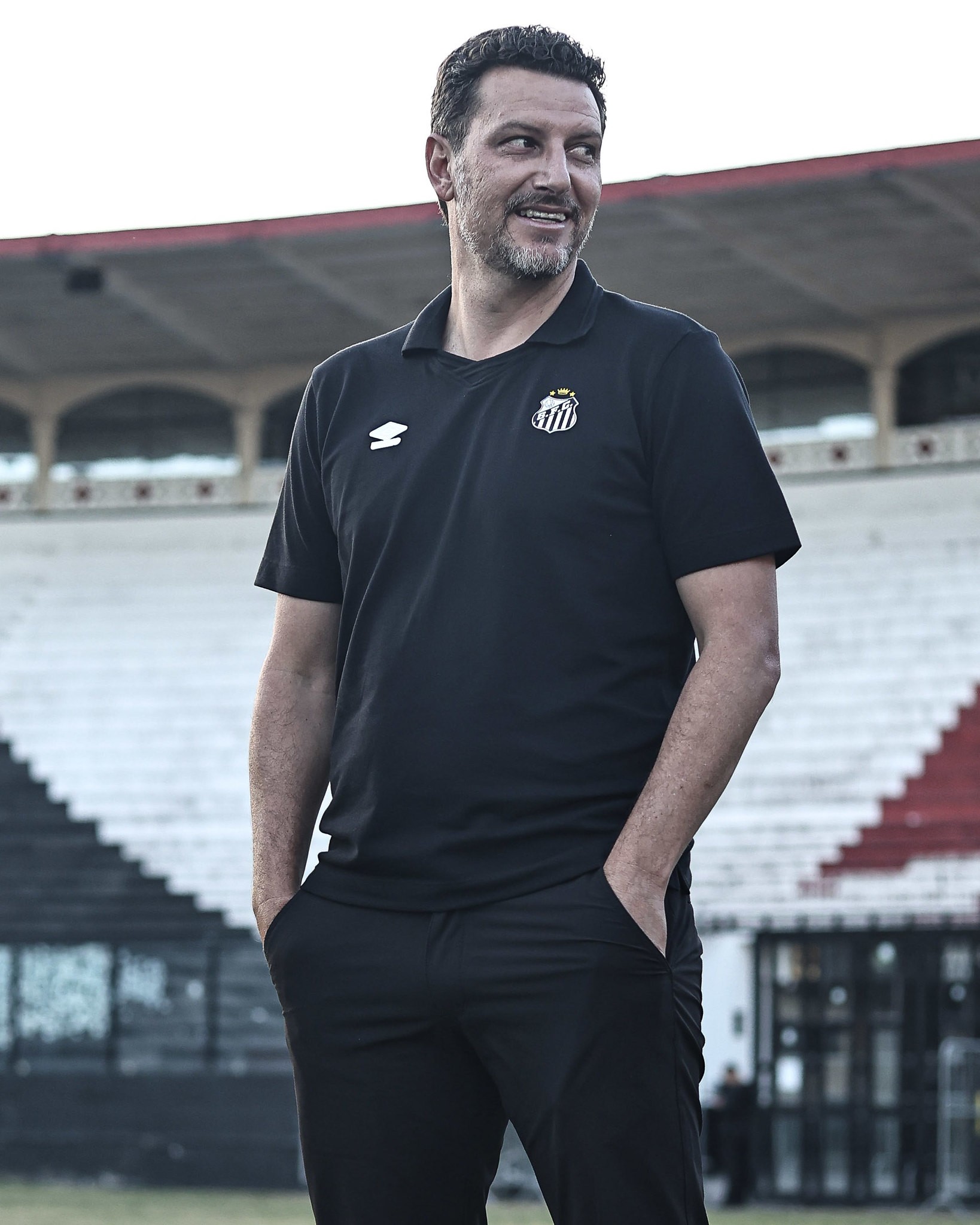 Elano veta celulares e foca no DNA ofensivo para formar novos Meninos da Vila no Santos