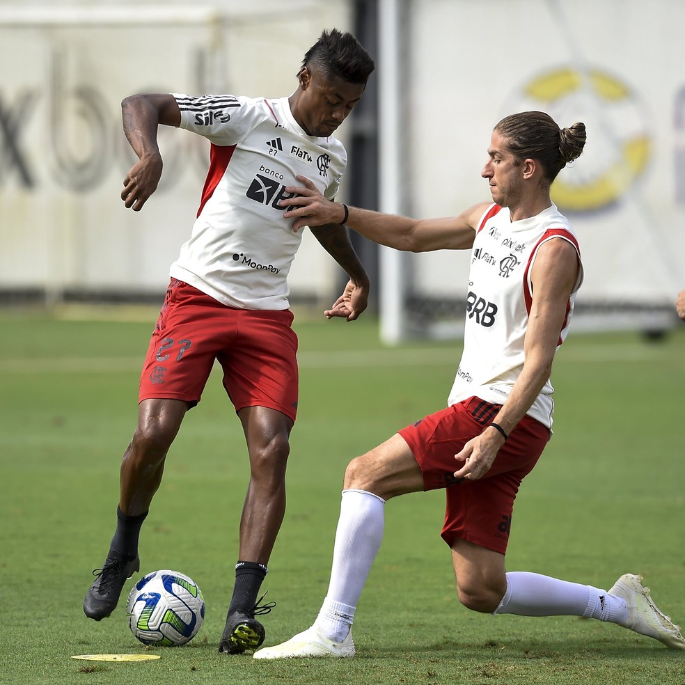 Bruno Henrique e Filipe Lu&iacute;s em treino do Flamengo &mdash; Foto: Marcelo Cortes/Flamengo