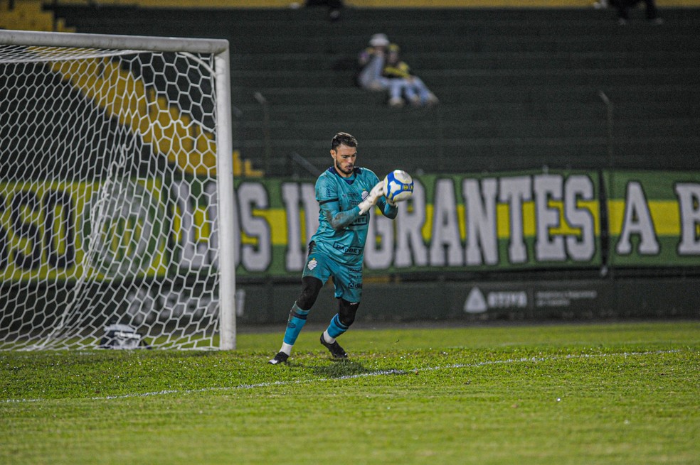 Thomazella estreou contra o Ypiranga-RS — Foto: Augusto Oliveira/CSA