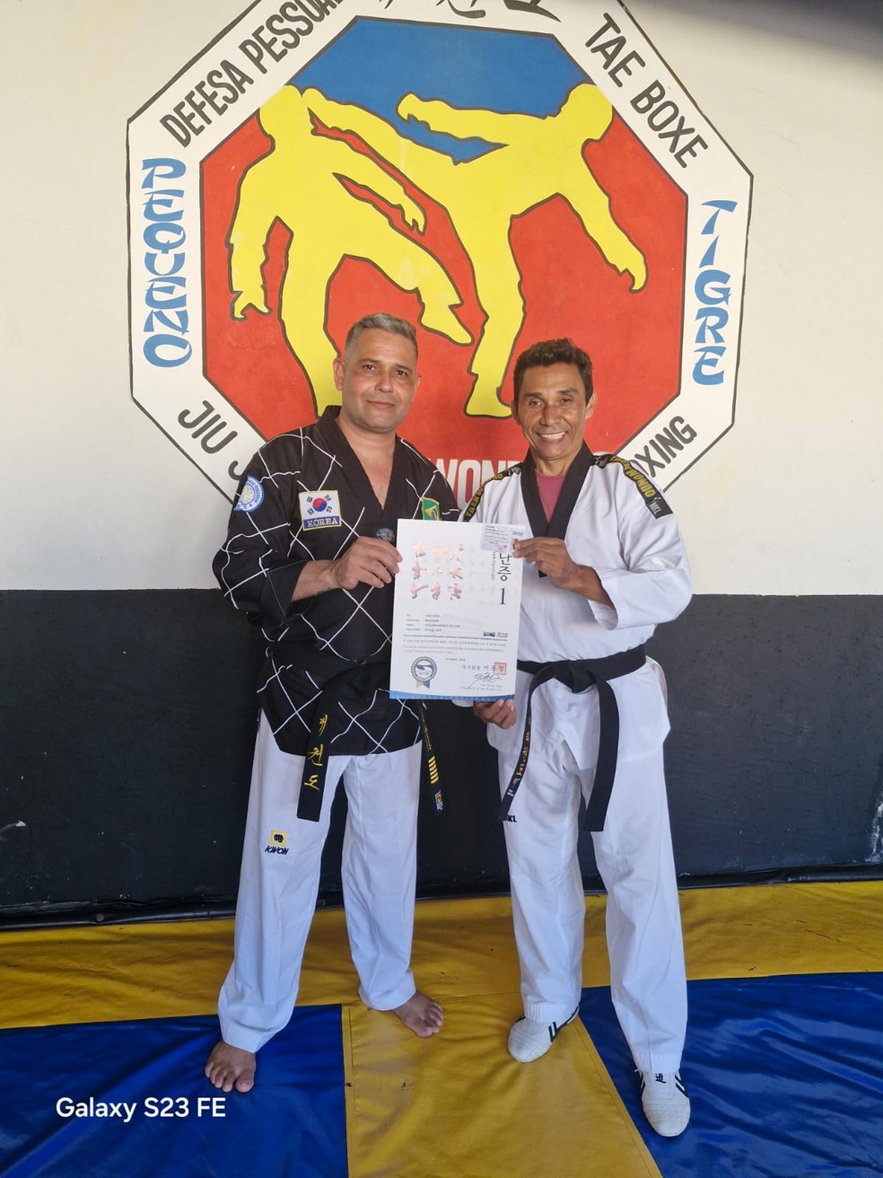 Enilson Amorim (D) recebe certificado das mãos do mestre Levy Azevedo — Foto: Levy Azevedo/Arquivo Pessoal