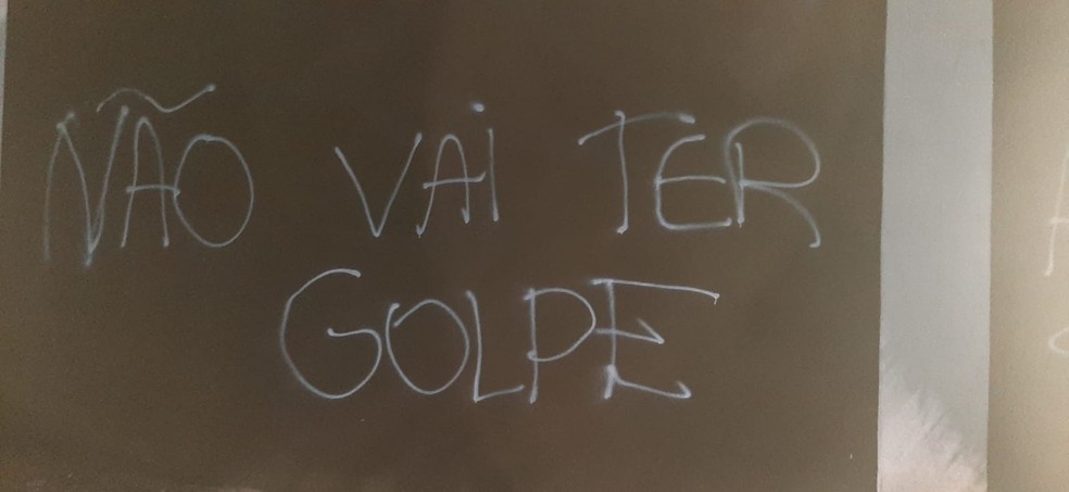 Muros do Parque São Jorge pichados contra impeachment de Augusto Melo — Foto: Reprodução