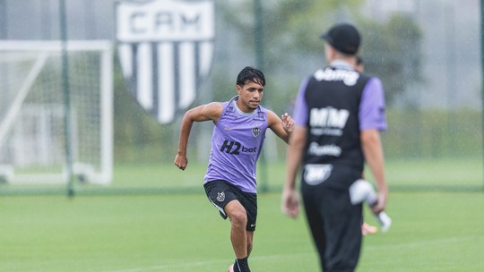 Integrado ao elenco principal, lateral do Atlético-MG tem contrato renovado