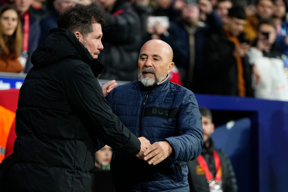 Simeone e Sampaoli se cumprimentam em jogo na Espanha &mdash; Foto: Jose Breton/Getty Images