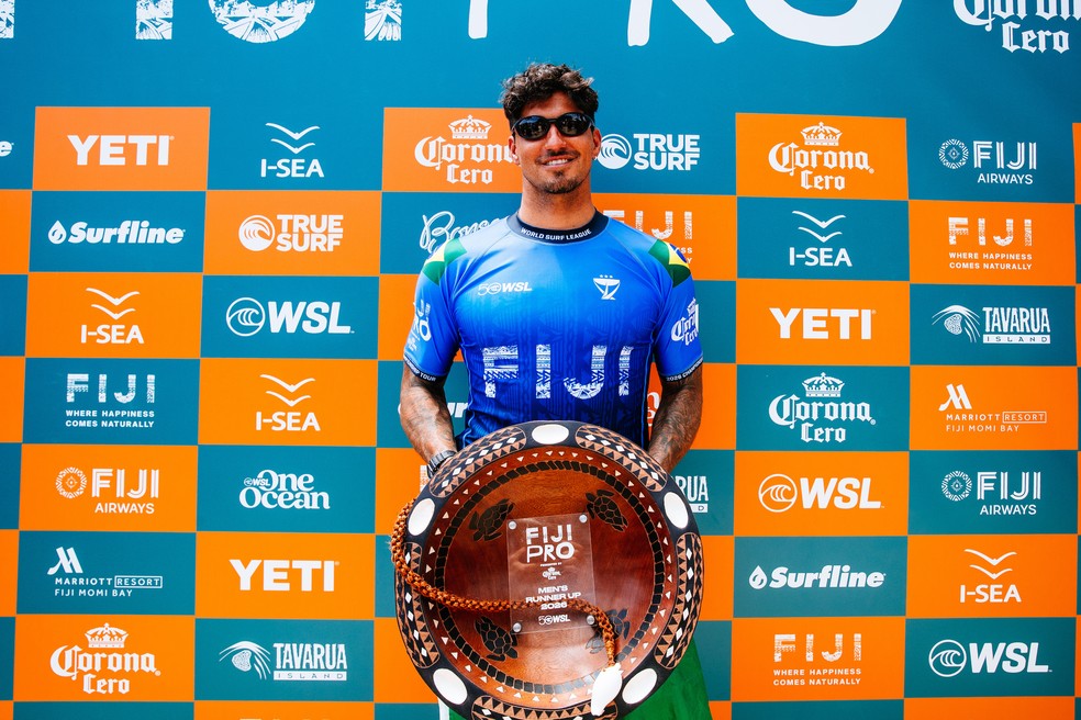 Gabriel Medina com o troféu de vice-campeão de Fiji — Foto: Aaron Hughes/WSL