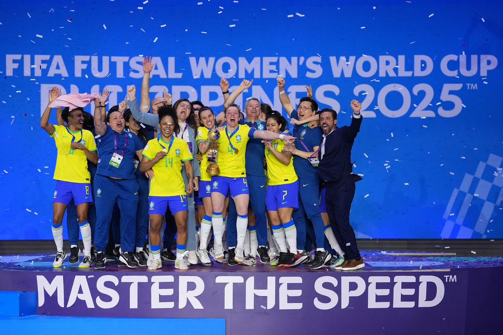 Brasil ergue a taça da primeira edição da Copa do Mundo Feminina de Futsal — Foto: Aitor Alcalde - FIFA/FIFA via Getty Images