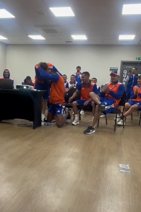 Adversário do Atlético-MG, zagueiro chora de joelhos ao ser convocado para a Copa; veja reação