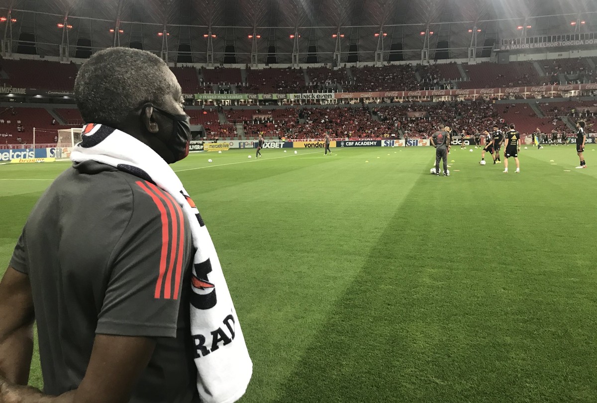 Funcionário histórico do Flamengo, Denir é homenageado em ingresso para jogo