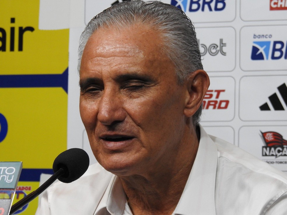Tite fecha os olhos e lembra do gol que fez pelo Guarani contra o Vasco — Foto: Fred Gomes