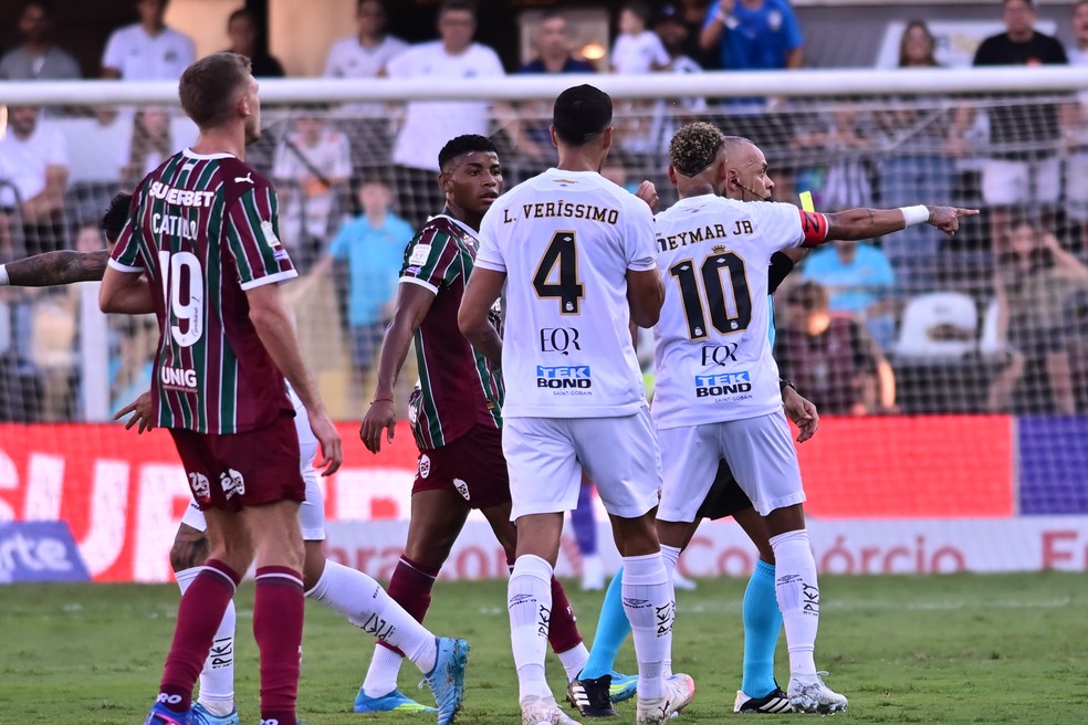 An&aacute;lise: Santos trope&ccedil;a nos pr&oacute;prios erros contra o Fluminense e mant&eacute;m  clima de instabilidade | Ge