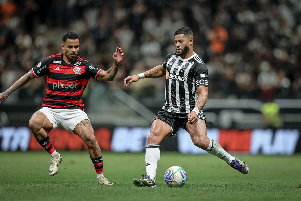 Hulk, atacante do Atlético-MG, em disputa com Allan, do Flamengo — Foto: Pedro Souza