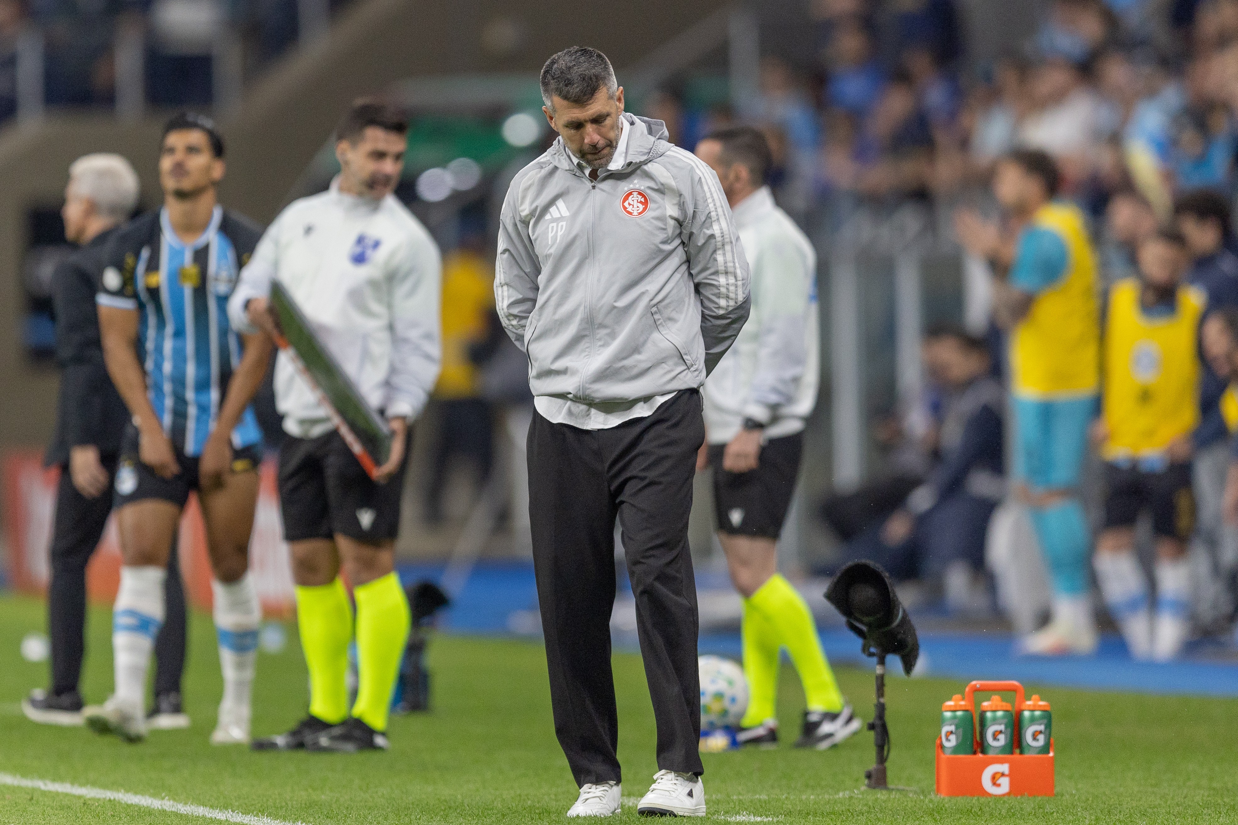 Análise: Inter é atropelado pelo Grêmio, dança a valsa, e Pezzolano sobrevive até domingo