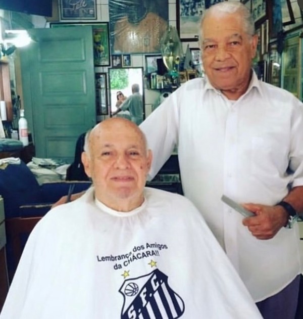 Santos e Pepe lamentam morte de Didi, barbeiro famoso por criar o corte de  cabelo de Pelé | Ge