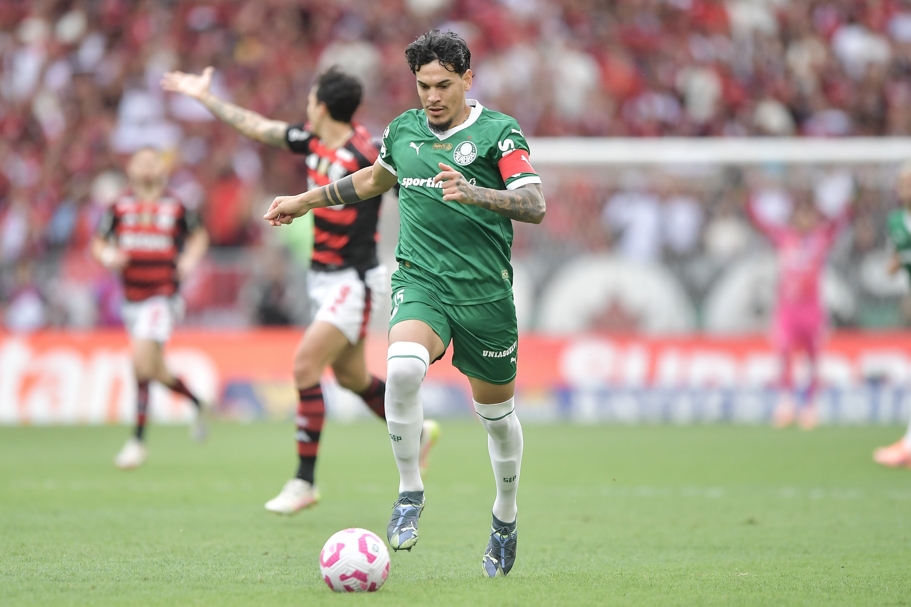 Quem escalar em Flamengo x Palmeiras no Cartola? Veja os números e compare