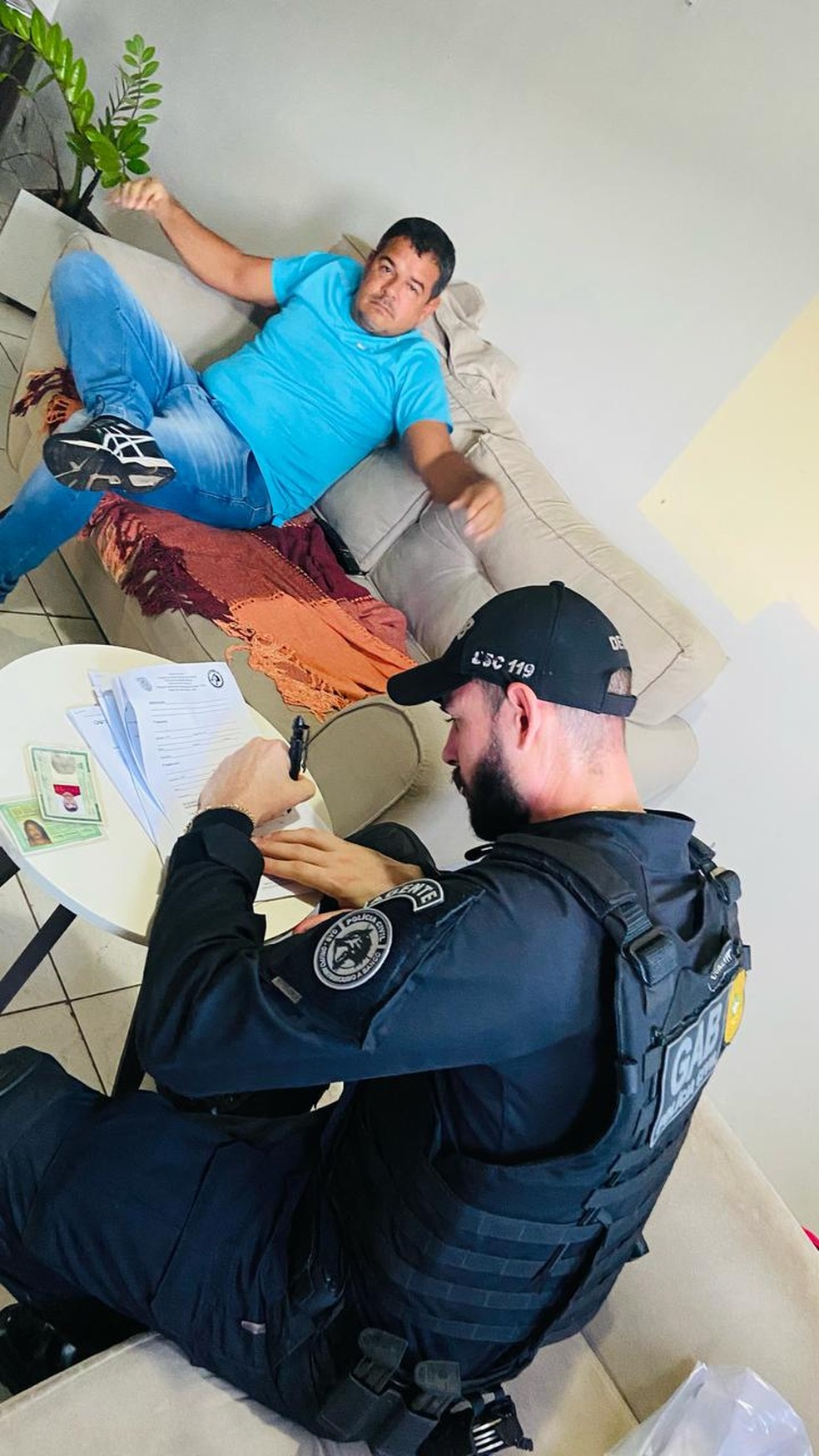 Polícia civil vai até a casa do ex-árbitro D'Guerro Xavier com mandado de prisão — Foto: Divulgação/Polícia Civil da Paraíba
