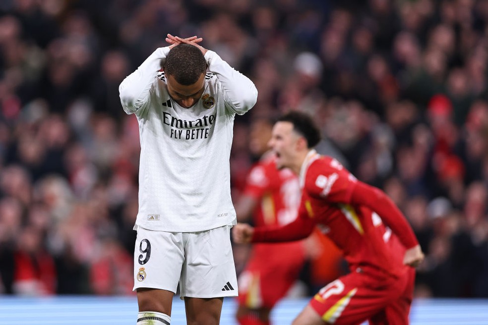 Mbappé lamenta pênalti perdido contra o Liverpool — Foto: Getty Images