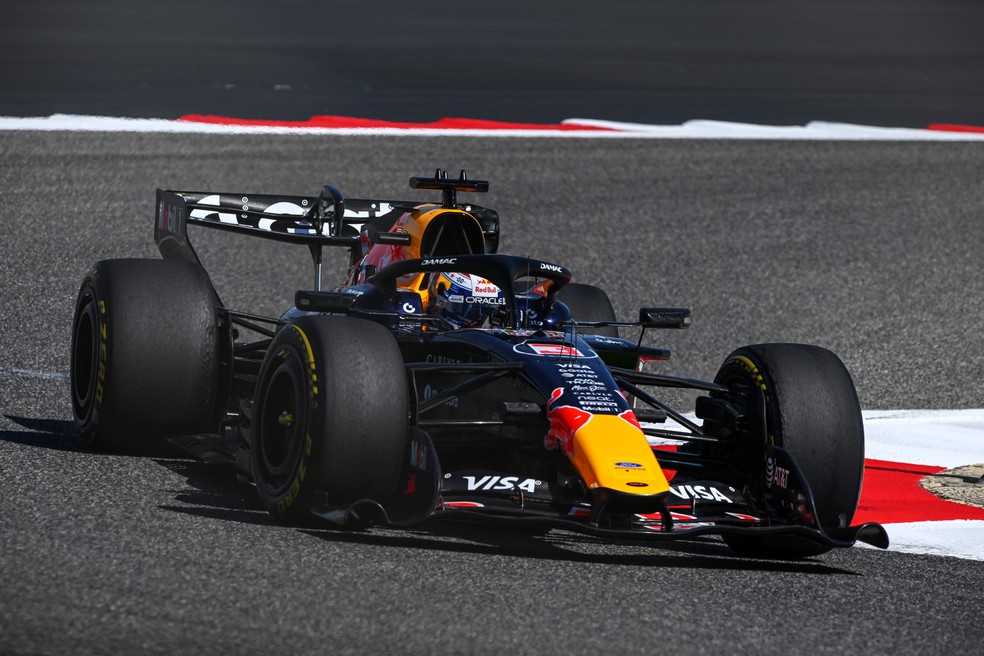 Max Verstappen nos testes de pré-temporada da F1 2026 — Foto: Rudy Carezzevoli/Getty Images