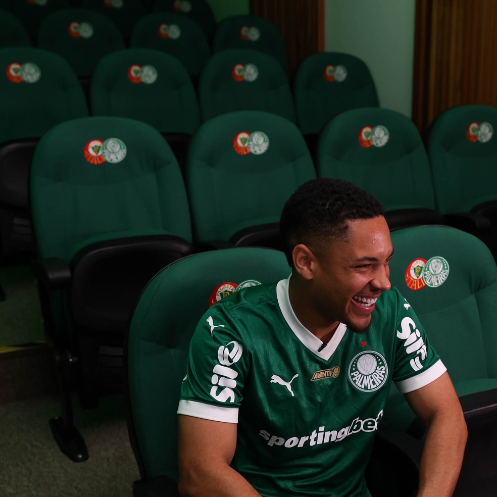 Vitor Roque em entrevista no Palmeiras — Foto: Cesar Greco/Palmeiras