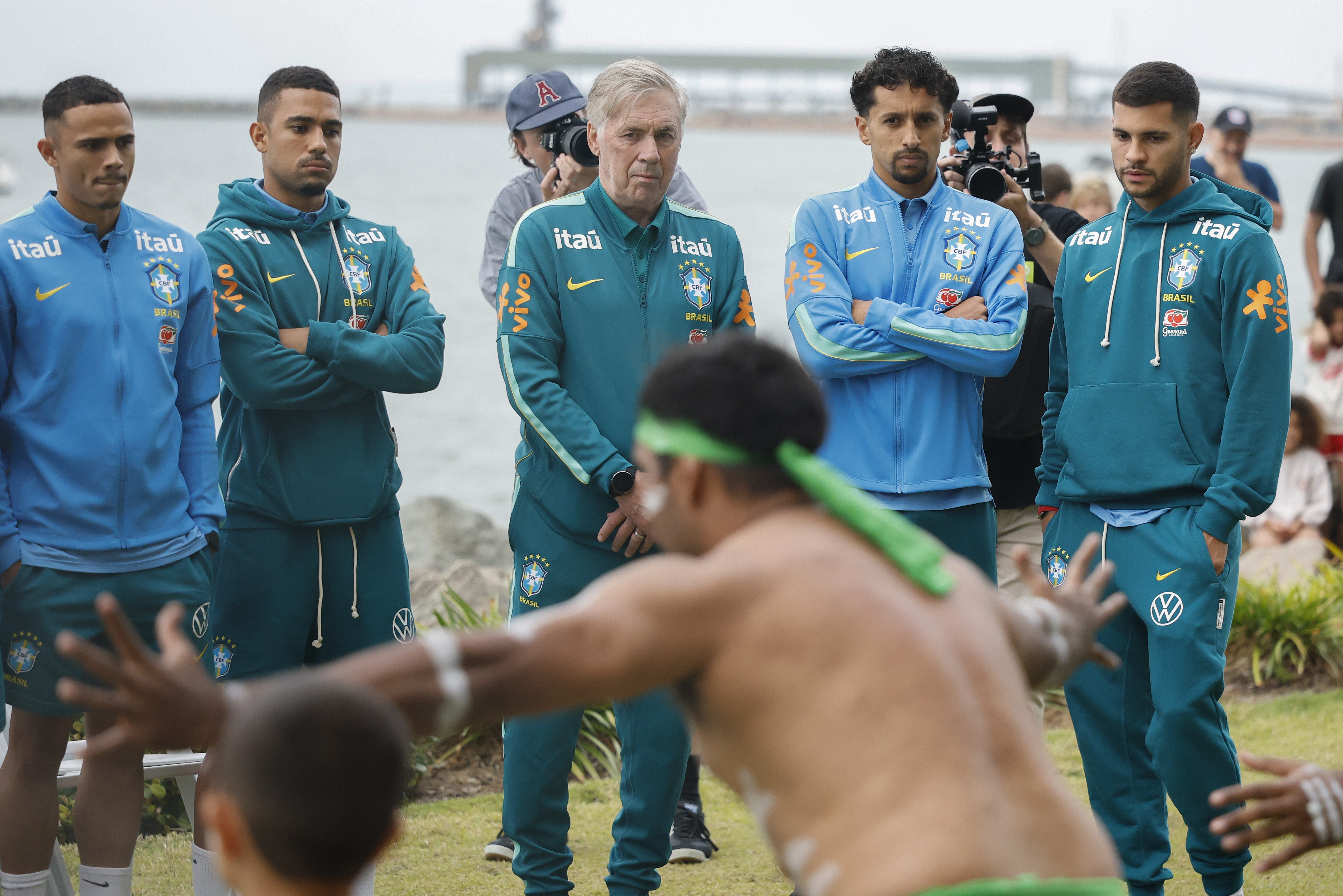 Smoking Ceremony: seleção brasileira é recebida com tradição local na Austrália; veja fotos