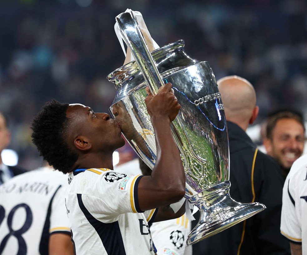Vini Jr. beija taça da Champions League após vitória do Real Madrid contra o Borussia Dortmund — Foto: Carl Recine/Reuters