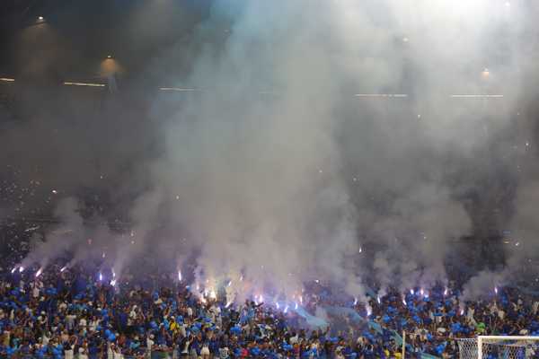 Torcida do Cruzeiro utiliza sinalizadores e jogo atrasa por 14 minutos