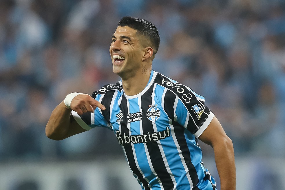 Luis Suárez comemora gol do Grêmio no Gre-Nal — Foto: Pedro H. Tesch/AGIF