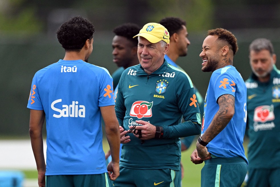 Carlo Ancelotti conversa com Neymar e Marquinhos em treino da seleção nesta segunda — Foto: Mauro Pimentel/AFP