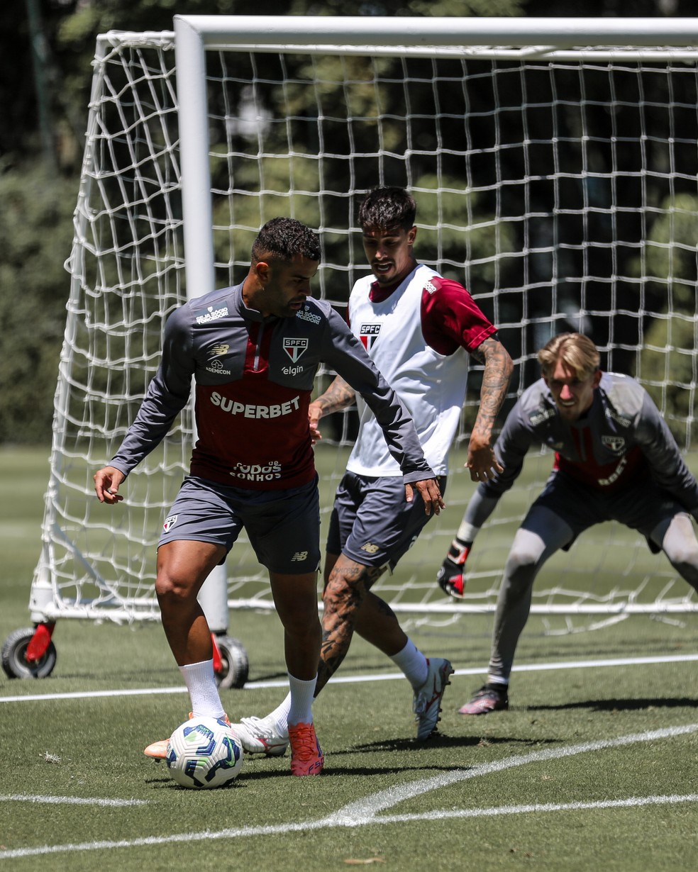 Alisson e Rigoni em atividade no CT da Barra Funda