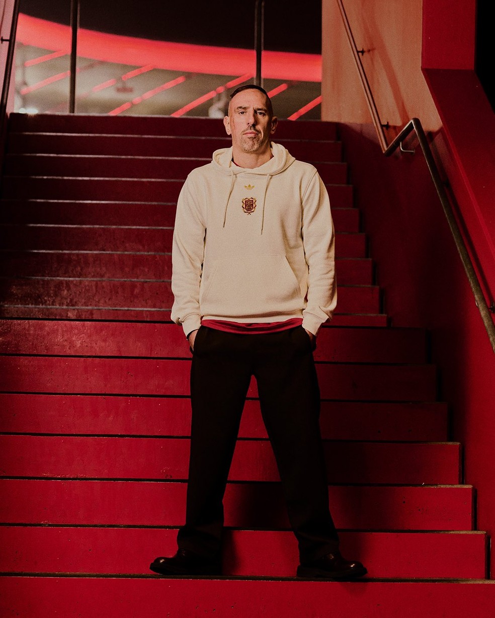 Ribéry também foi modelo do lançamento das peças comemorativas aos 125 anos do Bayern — Foto: Bayern de Munique/Divulgação