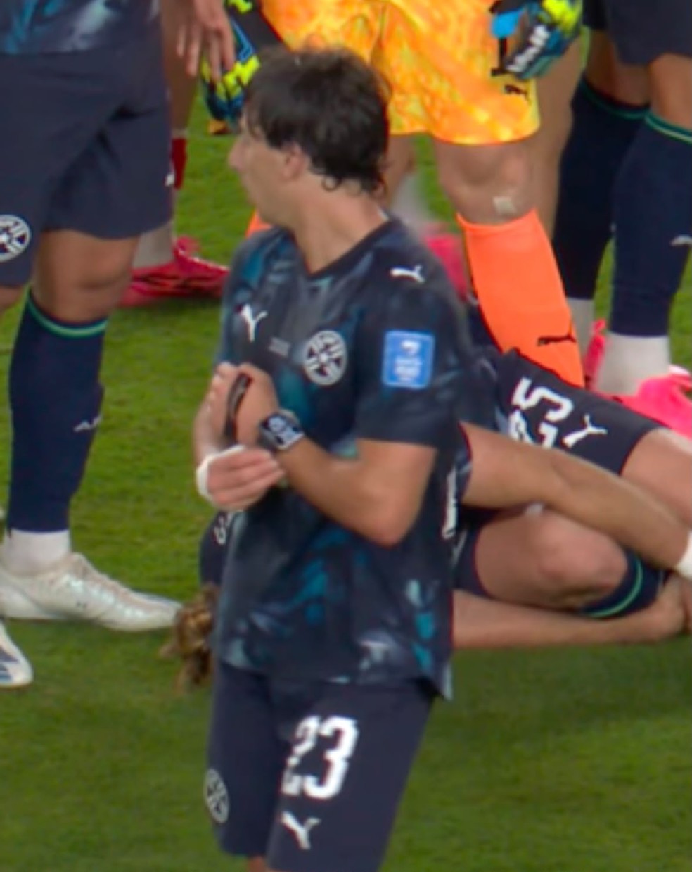 Galarza pega relógio do juiz durante partida