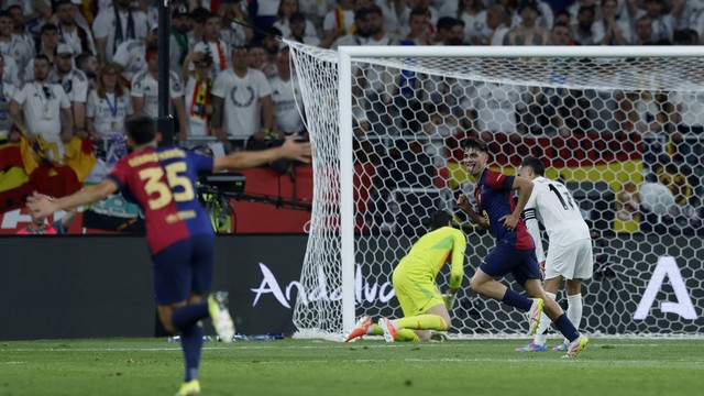 Pedri celebra após abrir o placar para o Barcelona contra o Real Madrid na final da Copa do Rei