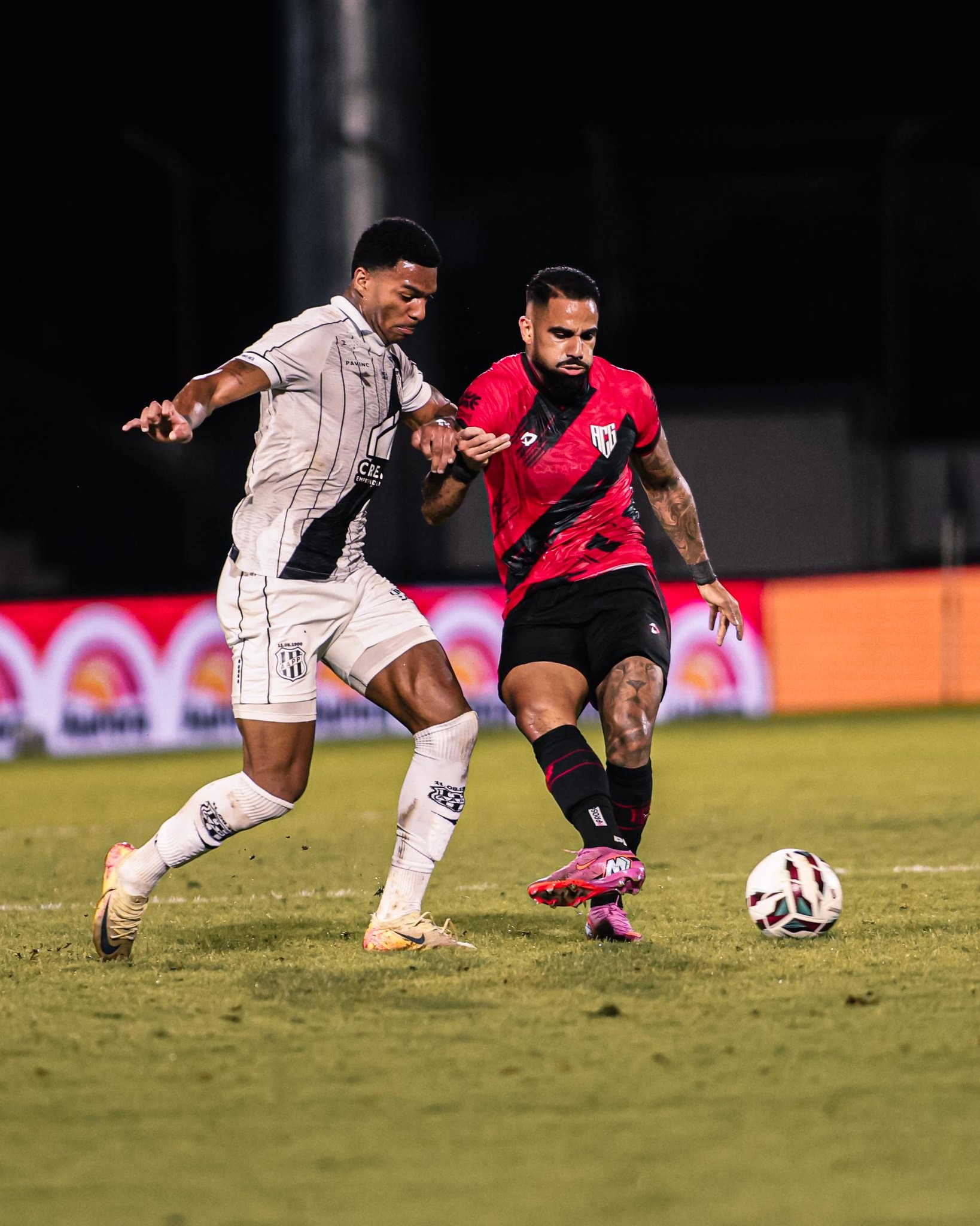 Jogadores da Ponte Preta em campo durante partida contra Atlético-GO