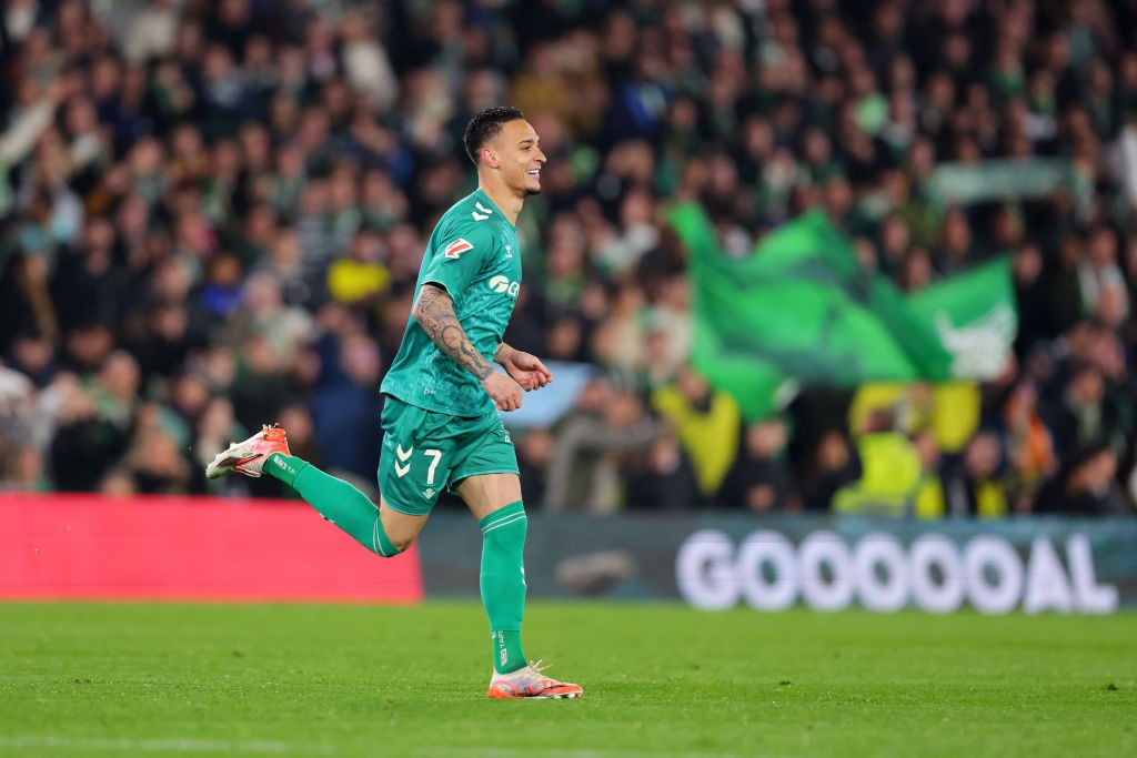 Antony celebra golaço em vitória do Betis: "Começo incrível"