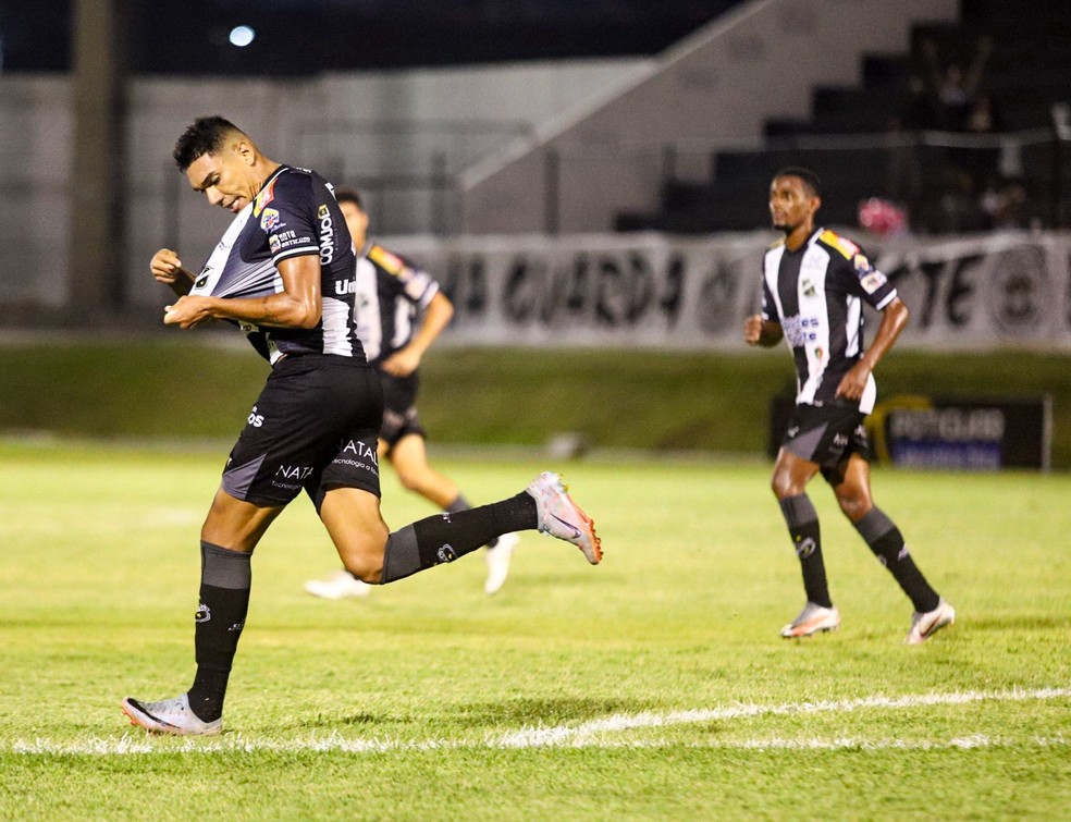 Walfrido comemora gol pelo ABC  Foto: Alexandre Lago