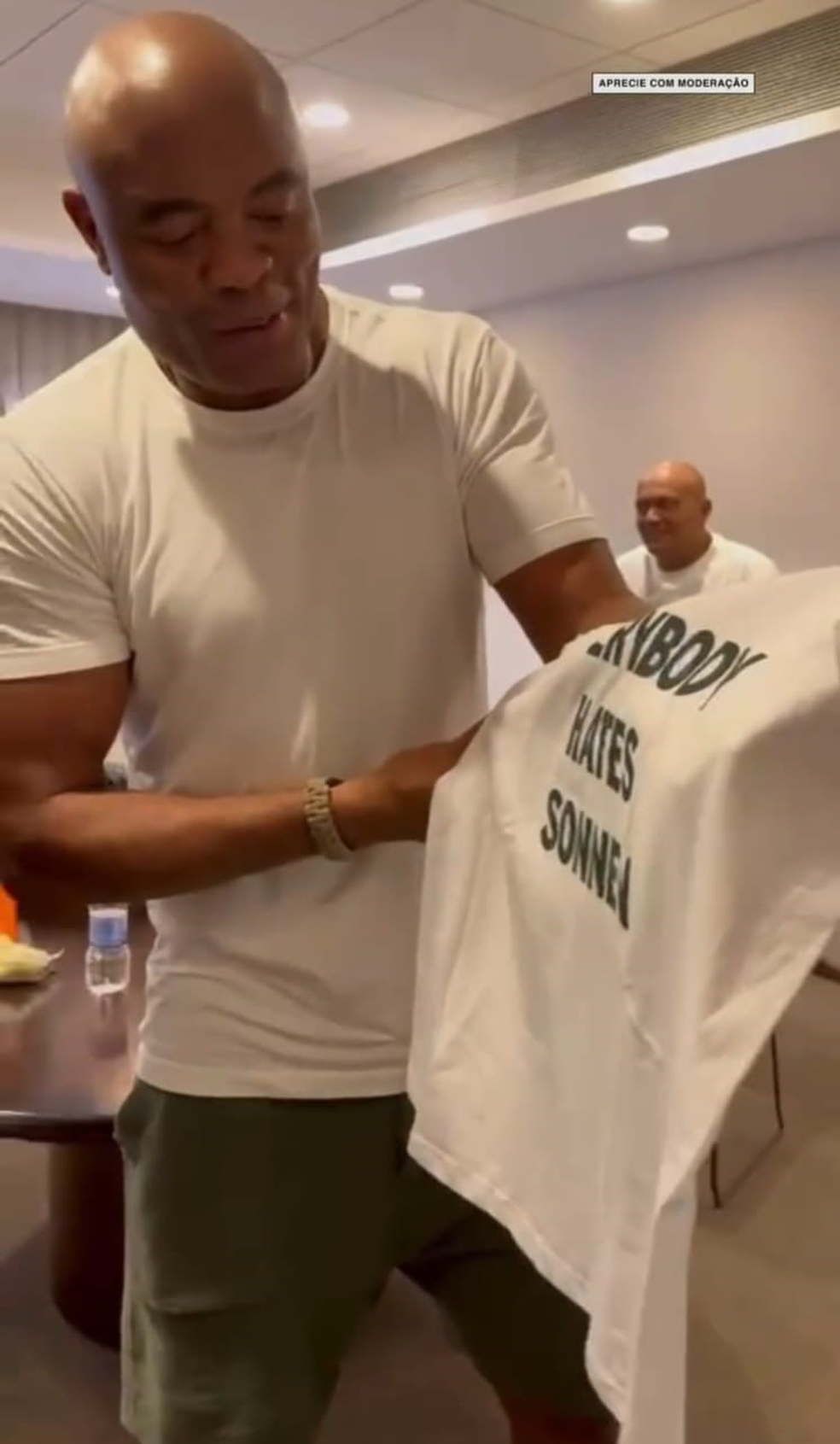 Anderson Silva e a camisa Everybody Hates Sonnen — Foto: Reprodução/Instagram Spaten_BR