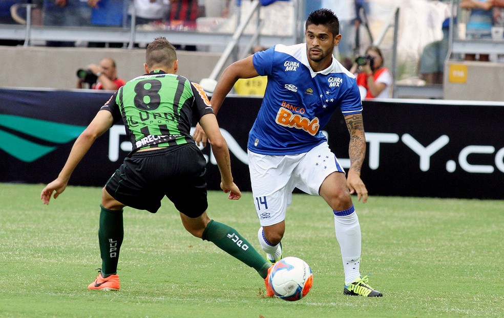 Luan em atuação pelo Cruzeiro em 2014 — Foto: Paulo Fonseca / Agência Estado