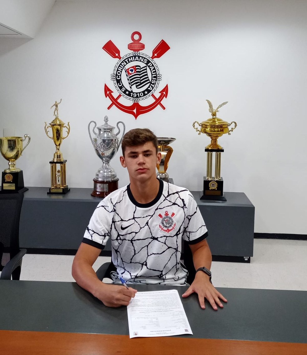 Volante Gabriel Moscardo assinou contrato profissional com o Corinthians — Foto: Divulgação