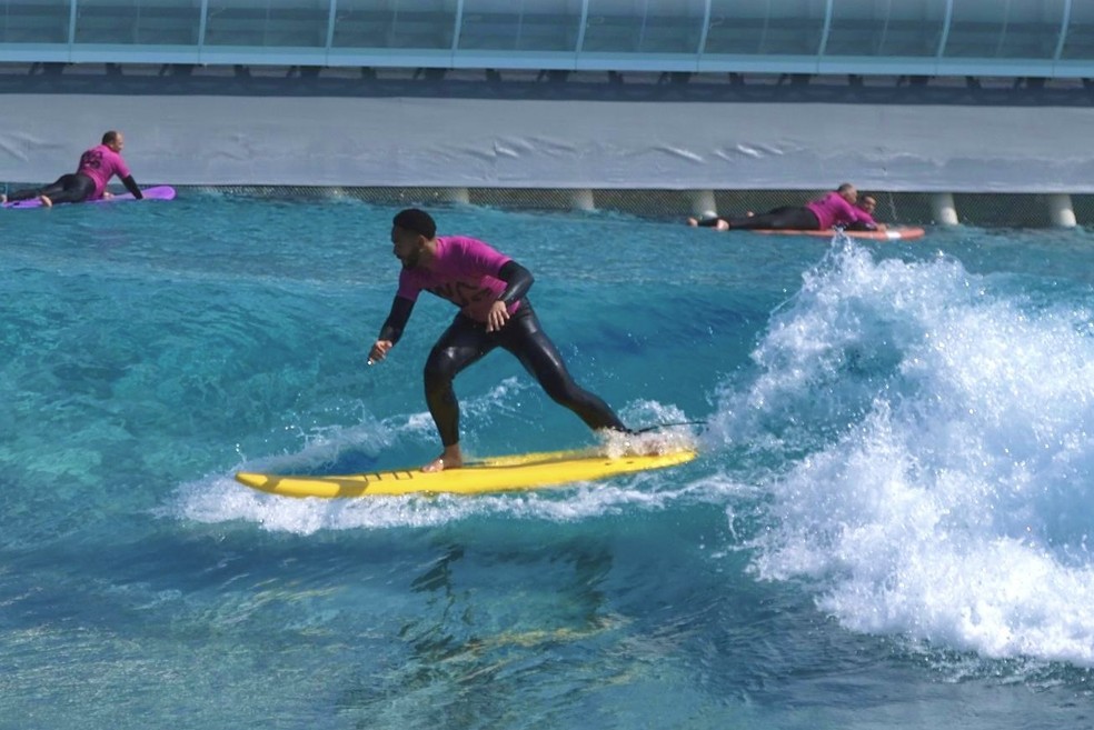 Matheus Cunha surfando em piscina de ondas
