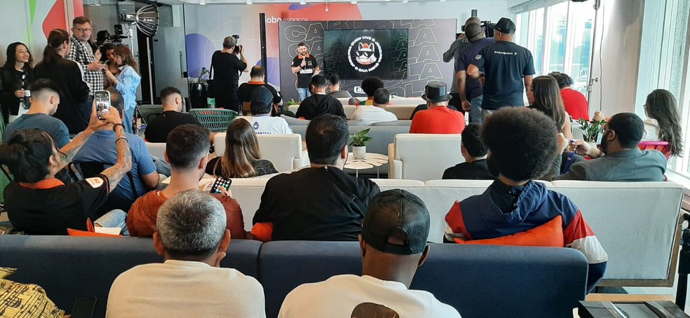 Roberto Veloso comandou o evento de lançamento do Cartola, em São Paulo — Foto: Wilson Hebert