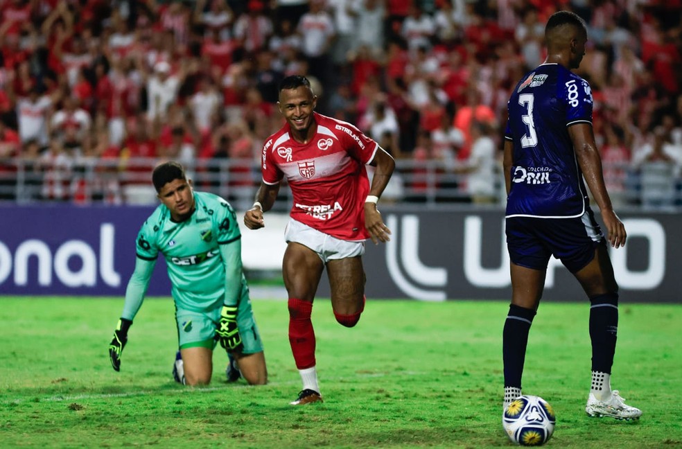 Léo Pereira comemora gol do CRB contra o Altos — Foto: Ailton Cruz