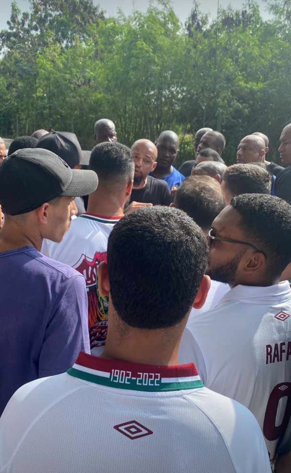 Felipe Melo conversa com torcedores na sa&iacute;da do CT &mdash; Foto: Reprodu&ccedil;&atilde;o internet